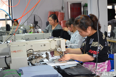 定遠(yuǎn)“謀篇布局”助力扶貧攻堅(jiān)，箱包銷售助10余萬人摘“貧困帽”