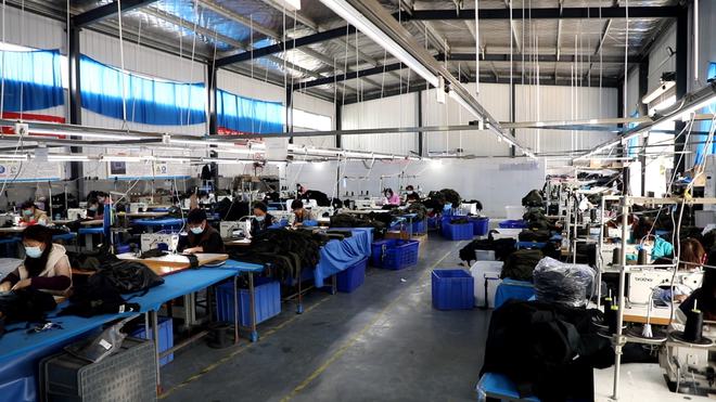 洛寧縣城關鎮鄉賢黃京玉 一朵怒放的鄉賢花，托起箱包加工致富夢